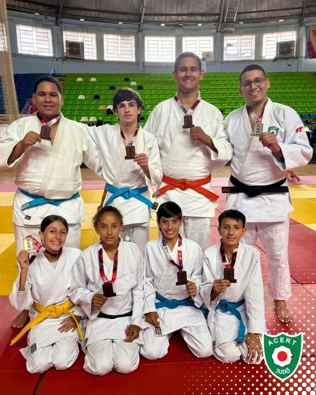 Judocas aplicando uma técnica de projeção