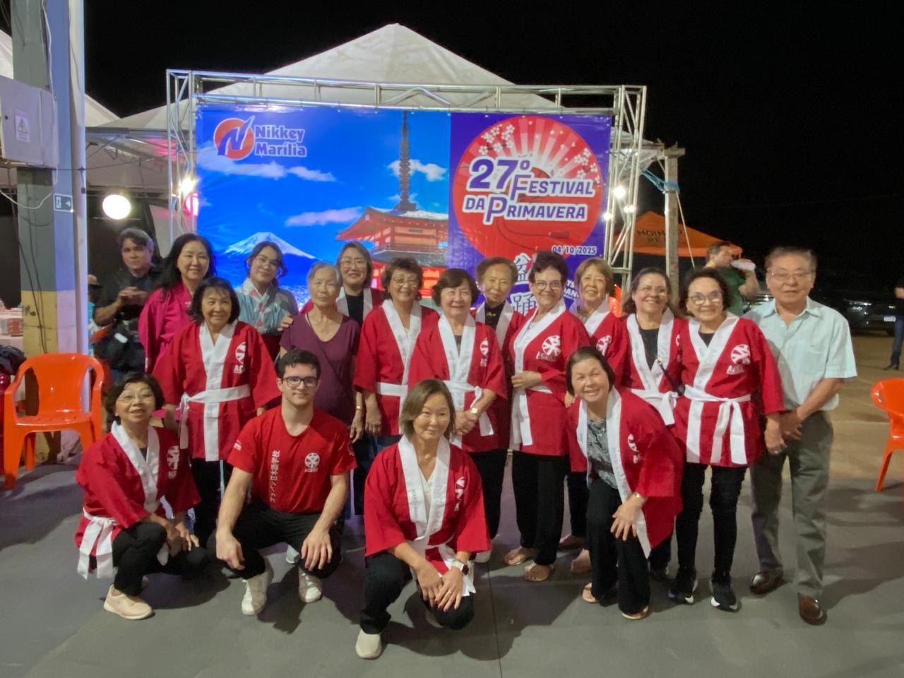 Festival de Bon Odori à noite com lanternas japonesas